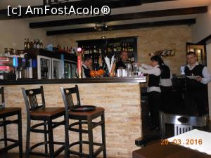 [P06] Restaurant - Pensiunea Dada. Barul și o parte din personalul de serviciu.  » foto by iulianic
 - 
<span class="allrVoted glyphicon glyphicon-heart hidden" id="av724797"></span>
<a class="m-l-10 hidden" id="sv724797" onclick="voting_Foto_DelVot(,724797,10877)" role="button">șterge vot <span class="glyphicon glyphicon-remove"></span></a>
<a id="v9724797" class=" c-red"  onclick="voting_Foto_SetVot(724797)" role="button"><span class="glyphicon glyphicon-heart-empty"></span> <b>LIKE</b> = Votează poza</a> <img class="hidden"  id="f724797W9" src="/imagini/loader.gif" border="0" /><span class="AjErrMes hidden" id="e724797ErM"></span>