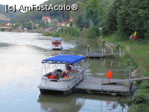 [P16] ambarcatiuni pentru plimbari pe raul Olt » foto by indiralisa_26
 - 
<span class="allrVoted glyphicon glyphicon-heart hidden" id="av996387"></span>
<a class="m-l-10 hidden" id="sv996387" onclick="voting_Foto_DelVot(,996387,10877)" role="button">șterge vot <span class="glyphicon glyphicon-remove"></span></a>
<a id="v9996387" class=" c-red"  onclick="voting_Foto_SetVot(996387)" role="button"><span class="glyphicon glyphicon-heart-empty"></span> <b>LIKE</b> = Votează poza</a> <img class="hidden"  id="f996387W9" src="/imagini/loader.gif" border="0" /><span class="AjErrMes hidden" id="e996387ErM"></span>