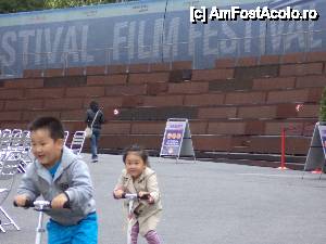 [P55] in timp ce se pregatea scena festivalului de film din viena am surprins cei doi mici asiatici superbi » foto by beberadutoiu*
 - 
<span class="allrVoted glyphicon glyphicon-heart hidden" id="av399168"></span>
<a class="m-l-10 hidden" id="sv399168" onclick="voting_Foto_DelVot(,399168,10891)" role="button">șterge vot <span class="glyphicon glyphicon-remove"></span></a>
<a id="v9399168" class=" c-red"  onclick="voting_Foto_SetVot(399168)" role="button"><span class="glyphicon glyphicon-heart-empty"></span> <b>LIKE</b> = Votează poza</a> <img class="hidden"  id="f399168W9" src="/imagini/loader.gif" border="0" /><span class="AjErrMes hidden" id="e399168ErM"></span>