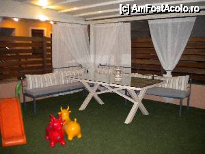 [P08] Loc de joaca in garden.  » foto by adriatica
 - 
<span class="allrVoted glyphicon glyphicon-heart hidden" id="av431258"></span>
<a class="m-l-10 hidden" id="sv431258" onclick="voting_Foto_DelVot(,431258,10898)" role="button">șterge vot <span class="glyphicon glyphicon-remove"></span></a>
<a id="v9431258" class=" c-red"  onclick="voting_Foto_SetVot(431258)" role="button"><span class="glyphicon glyphicon-heart-empty"></span> <b>LIKE</b> = Votează poza</a> <img class="hidden"  id="f431258W9" src="/imagini/loader.gif" border="0" /><span class="AjErrMes hidden" id="e431258ErM"></span>