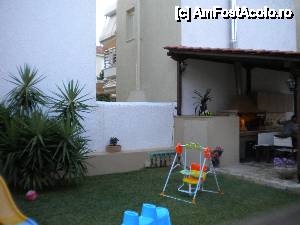 [P09] Loc de joaca si Berbeque in garden » foto by adriatica
 - 
<span class="allrVoted glyphicon glyphicon-heart hidden" id="av431259"></span>
<a class="m-l-10 hidden" id="sv431259" onclick="voting_Foto_DelVot(,431259,10898)" role="button">șterge vot <span class="glyphicon glyphicon-remove"></span></a>
<a id="v9431259" class=" c-red"  onclick="voting_Foto_SetVot(431259)" role="button"><span class="glyphicon glyphicon-heart-empty"></span> <b>LIKE</b> = Votează poza</a> <img class="hidden"  id="f431259W9" src="/imagini/loader.gif" border="0" /><span class="AjErrMes hidden" id="e431259ErM"></span>