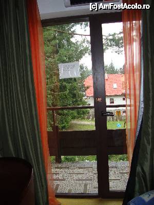 [P08] Vedere către balconul camerei. Se observă spațiul liber periculos pentru copii de sub balustradă.  » foto by Floryn81
 - 
<span class="allrVoted glyphicon glyphicon-heart hidden" id="av482216"></span>
<a class="m-l-10 hidden" id="sv482216" onclick="voting_Foto_DelVot(,482216,10907)" role="button">șterge vot <span class="glyphicon glyphicon-remove"></span></a>
<a id="v9482216" class=" c-red"  onclick="voting_Foto_SetVot(482216)" role="button"><span class="glyphicon glyphicon-heart-empty"></span> <b>LIKE</b> = Votează poza</a> <img class="hidden"  id="f482216W9" src="/imagini/loader.gif" border="0" /><span class="AjErrMes hidden" id="e482216ErM"></span>
