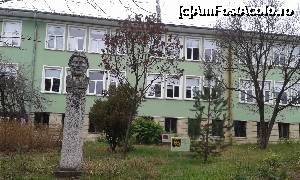 [P21] O statuie în parcul liceului de vis-a-vis. Observați păsările care stau pe capul statuii.  » foto by Aurici
 - 
<span class="allrVoted glyphicon glyphicon-heart hidden" id="av699233"></span>
<a class="m-l-10 hidden" id="sv699233" onclick="voting_Foto_DelVot(,699233,10963)" role="button">șterge vot <span class="glyphicon glyphicon-remove"></span></a>
<a id="v9699233" class=" c-red"  onclick="voting_Foto_SetVot(699233)" role="button"><span class="glyphicon glyphicon-heart-empty"></span> <b>LIKE</b> = Votează poza</a> <img class="hidden"  id="f699233W9" src="/imagini/loader.gif" border="0" /><span class="AjErrMes hidden" id="e699233ErM"></span>