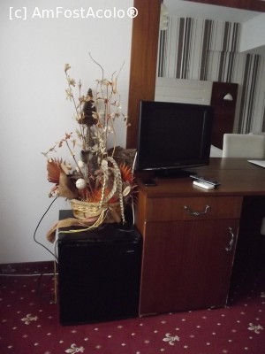 [P11] Minibarul, televizorul şi elemente de decor într-o cameră dublă din Arena Târnovo Hotel » foto by irinad
 - 
<span class="allrVoted glyphicon glyphicon-heart hidden" id="av705945"></span>
<a class="m-l-10 hidden" id="sv705945" onclick="voting_Foto_DelVot(,705945,10963)" role="button">șterge vot <span class="glyphicon glyphicon-remove"></span></a>
<a id="v9705945" class=" c-red"  onclick="voting_Foto_SetVot(705945)" role="button"><span class="glyphicon glyphicon-heart-empty"></span> <b>LIKE</b> = Votează poza</a> <img class="hidden"  id="f705945W9" src="/imagini/loader.gif" border="0" /><span class="AjErrMes hidden" id="e705945ErM"></span>