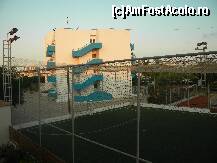 [P09] tot de pe fereastra, privind spre celalalt colt. Terenul de sport avea si nocturna, iar turistii erau foarte incantati sa-l foloseasca seara pe racoare. » foto by nicoletass
 - 
<span class="allrVoted glyphicon glyphicon-heart hidden" id="av292034"></span>
<a class="m-l-10 hidden" id="sv292034" onclick="voting_Foto_DelVot(,292034,10968)" role="button">șterge vot <span class="glyphicon glyphicon-remove"></span></a>
<a id="v9292034" class=" c-red"  onclick="voting_Foto_SetVot(292034)" role="button"><span class="glyphicon glyphicon-heart-empty"></span> <b>LIKE</b> = Votează poza</a> <img class="hidden"  id="f292034W9" src="/imagini/loader.gif" border="0" /><span class="AjErrMes hidden" id="e292034ErM"></span>