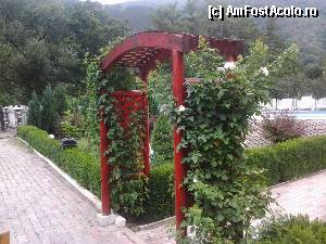 [P05] Intrarea in superba gradina, de pe terasa. Se vede un pic si din piscina.  » foto by Eugenia65
 - 
<span class="allrVoted glyphicon glyphicon-heart hidden" id="av349354"></span>
<a class="m-l-10 hidden" id="sv349354" onclick="voting_Foto_DelVot(,349354,10975)" role="button">șterge vot <span class="glyphicon glyphicon-remove"></span></a>
<a id="v9349354" class=" c-red"  onclick="voting_Foto_SetVot(349354)" role="button"><span class="glyphicon glyphicon-heart-empty"></span> <b>LIKE</b> = Votează poza</a> <img class="hidden"  id="f349354W9" src="/imagini/loader.gif" border="0" /><span class="AjErrMes hidden" id="e349354ErM"></span>