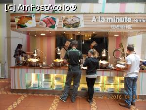 [P28] Beijing, Novotel Xin Qiao Hotel, Cafeneaua, produsele A la minute erau preparate în fața turiștilor, în stânga unde era fata se serveau diferite găluște chinezești în abur » foto by mprofeanu
 - 
<span class="allrVoted glyphicon glyphicon-heart hidden" id="av762069"></span>
<a class="m-l-10 hidden" id="sv762069" onclick="voting_Foto_DelVot(,762069,10976)" role="button">șterge vot <span class="glyphicon glyphicon-remove"></span></a>
<a id="v9762069" class=" c-red"  onclick="voting_Foto_SetVot(762069)" role="button"><span class="glyphicon glyphicon-heart-empty"></span> <b>LIKE</b> = Votează poza</a> <img class="hidden"  id="f762069W9" src="/imagini/loader.gif" border="0" /><span class="AjErrMes hidden" id="e762069ErM"></span>