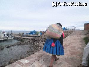 [P38] 'Lacul Titicaca [...]' / aceasta femeie isi face casa si cara nisipul in acel sac, din port pana sus pe scarile pe care, eu deabia le-am urcat, fara nimic in mana » foto by grecudoina
 - 
<span class="allrVoted glyphicon glyphicon-heart hidden" id="av399571"></span>
<a class="m-l-10 hidden" id="sv399571" onclick="voting_Foto_DelVot(,399571,11005)" role="button">șterge vot <span class="glyphicon glyphicon-remove"></span></a>
<a id="v9399571" class=" c-red"  onclick="voting_Foto_SetVot(399571)" role="button"><span class="glyphicon glyphicon-heart-empty"></span> <b>LIKE</b> = Votează poza</a> <img class="hidden"  id="f399571W9" src="/imagini/loader.gif" border="0" /><span class="AjErrMes hidden" id="e399571ErM"></span>