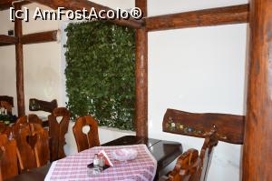 [P19] Verdeaţă la fereastră pe terasa restaurantului Casa Rustică din Zărneşti, jud. Braşov » foto by traian.leuca †
 - 
<span class="allrVoted glyphicon glyphicon-heart hidden" id="av897135"></span>
<a class="m-l-10 hidden" id="sv897135" onclick="voting_Foto_DelVot(,897135,11015)" role="button">șterge vot <span class="glyphicon glyphicon-remove"></span></a>
<a id="v9897135" class=" c-red"  onclick="voting_Foto_SetVot(897135)" role="button"><span class="glyphicon glyphicon-heart-empty"></span> <b>LIKE</b> = Votează poza</a> <img class="hidden"  id="f897135W9" src="/imagini/loader.gif" border="0" /><span class="AjErrMes hidden" id="e897135ErM"></span>