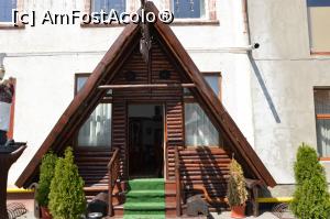 [P03] Intrare la restaurantul Casa Rustică din Zărneşti, jud. Braşov » foto by traian.leuca †
 - 
<span class="allrVoted glyphicon glyphicon-heart hidden" id="av897119"></span>
<a class="m-l-10 hidden" id="sv897119" onclick="voting_Foto_DelVot(,897119,11015)" role="button">șterge vot <span class="glyphicon glyphicon-remove"></span></a>
<a id="v9897119" class=" c-red"  onclick="voting_Foto_SetVot(897119)" role="button"><span class="glyphicon glyphicon-heart-empty"></span> <b>LIKE</b> = Votează poza</a> <img class="hidden"  id="f897119W9" src="/imagini/loader.gif" border="0" /><span class="AjErrMes hidden" id="e897119ErM"></span>
