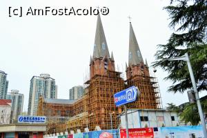 [P08] Biserica Sf Ignatius în renovare (la stanga infochioșcul)  » foto by AZE
 - 
<span class="allrVoted glyphicon glyphicon-heart hidden" id="av902552"></span>
<a class="m-l-10 hidden" id="sv902552" onclick="voting_Foto_DelVot(,902552,11037)" role="button">șterge vot <span class="glyphicon glyphicon-remove"></span></a>
<a id="v9902552" class=" c-red"  onclick="voting_Foto_SetVot(902552)" role="button"><span class="glyphicon glyphicon-heart-empty"></span> <b>LIKE</b> = Votează poza</a> <img class="hidden"  id="f902552W9" src="/imagini/loader.gif" border="0" /><span class="AjErrMes hidden" id="e902552ErM"></span>
