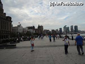 [P25] Shanghai - The Bund - faleza orașului pe malul râului Huangpu. In stânga clădirile din perioada interbelică » foto by ebirsan
 - 
<span class="allrVoted glyphicon glyphicon-heart hidden" id="av475437"></span>
<a class="m-l-10 hidden" id="sv475437" onclick="voting_Foto_DelVot(,475437,11037)" role="button">șterge vot <span class="glyphicon glyphicon-remove"></span></a>
<a id="v9475437" class=" c-red"  onclick="voting_Foto_SetVot(475437)" role="button"><span class="glyphicon glyphicon-heart-empty"></span> <b>LIKE</b> = Votează poza</a> <img class="hidden"  id="f475437W9" src="/imagini/loader.gif" border="0" /><span class="AjErrMes hidden" id="e475437ErM"></span>