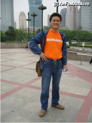 [P17] Ghidul din Shanghai care, din dorinta de a ne impresiona, a purtat un tricou cu numele tarii noastre » foto by cdiana
 - 
<span class="allrVoted glyphicon glyphicon-heart hidden" id="av477612"></span>
<a class="m-l-10 hidden" id="sv477612" onclick="voting_Foto_DelVot(,477612,11037)" role="button">șterge vot <span class="glyphicon glyphicon-remove"></span></a>
<a id="v9477612" class=" c-red"  onclick="voting_Foto_SetVot(477612)" role="button"><span class="glyphicon glyphicon-heart-empty"></span> <b>LIKE</b> = Votează poza</a> <img class="hidden"  id="f477612W9" src="/imagini/loader.gif" border="0" /><span class="AjErrMes hidden" id="e477612ErM"></span>