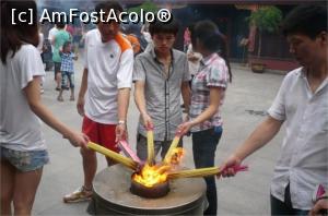 [P02] O ceremonie a morţii într-un templu din Xi’an.  » foto by glcitizen
 - 
<span class="allrVoted glyphicon glyphicon-heart hidden" id="av936887"></span>
<a class="m-l-10 hidden" id="sv936887" onclick="voting_Foto_DelVot(,936887,11037)" role="button">șterge vot <span class="glyphicon glyphicon-remove"></span></a>
<a id="v9936887" class=" c-red"  onclick="voting_Foto_SetVot(936887)" role="button"><span class="glyphicon glyphicon-heart-empty"></span> <b>LIKE</b> = Votează poza</a> <img class="hidden"  id="f936887W9" src="/imagini/loader.gif" border="0" /><span class="AjErrMes hidden" id="e936887ErM"></span>
