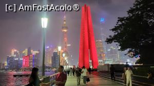 [P15] Ne-am plimbat de-a lungul malului raului, oprindu-ne deseori pentru a privi cladirile emblematice de pe celalalt mal, pana am ajuns la Monumentul Eroilor Poporului, aflat in coltul de nord-est al Parcul Huangpu, unde raul Huangpu se intalneste cu paraul Suzhou. Acest monument inalt de 60 de metri, in forma de trei valuri care se unesc spre cer, comemoreaza eroii din Razboiul Opiumului, Miscarea de la 4 Mai si Razboiul Civil Chinez. » foto by geani anto
 - 
<span class="allrVoted glyphicon glyphicon-heart hidden" id="av1506781"></span>
<a class="m-l-10 hidden" id="sv1506781" onclick="voting_Foto_DelVot(,1506781,11037)" role="button">șterge vot <span class="glyphicon glyphicon-remove"></span></a>
<a id="v91506781" class=" c-red"  onclick="voting_Foto_SetVot(1506781)" role="button"><span class="glyphicon glyphicon-heart-empty"></span> <b>LIKE</b> = Votează poza</a> <img class="hidden"  id="f1506781W9" src="/imagini/loader.gif" border="0" /><span class="AjErrMes hidden" id="e1506781ErM"></span>