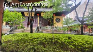 [P16] Sala Mahavira, marea sala din Templul Buddha de Jad serveste ca edificiu central in Templul Buddha de Jad. In centrul salii principale sunt adapostite 3 statui placate cu aur reprezentandu-l pe Buddha, asezat pe tronuri de lotus, avand expresii senine si pline de compasiune. » foto by geani anto
 - 
<span class="allrVoted glyphicon glyphicon-heart hidden" id="av1507568"></span>
<a class="m-l-10 hidden" id="sv1507568" onclick="voting_Foto_DelVot(,1507568,11037)" role="button">șterge vot <span class="glyphicon glyphicon-remove"></span></a>
<a id="v91507568" class=" c-red"  onclick="voting_Foto_SetVot(1507568)" role="button"><span class="glyphicon glyphicon-heart-empty"></span> <b>LIKE</b> = Votează poza</a> <img class="hidden"  id="f1507568W9" src="/imagini/loader.gif" border="0" /><span class="AjErrMes hidden" id="e1507568ErM"></span>