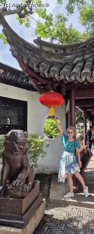 [P19] Gradina Yu sau  Yu Yuan este o frumoasa gradina chineza veche, exemplu minunat traditional, in stil Jiangnan. Este situata in apropierea altor atractii turistice populare din Shanghai, inclusiv Bund, strada Nanjing si Turnul Shanghai, aflandu-se pe lista obiectivelor de vizitat, motiv pentru care este foarte aglomerata. » foto by geani anto
 - 
<span class="allrVoted glyphicon glyphicon-heart hidden" id="av1508424"></span>
<a class="m-l-10 hidden" id="sv1508424" onclick="voting_Foto_DelVot(,1508424,11037)" role="button">șterge vot <span class="glyphicon glyphicon-remove"></span></a>
<a id="v91508424" class=" c-red"  onclick="voting_Foto_SetVot(1508424)" role="button"><span class="glyphicon glyphicon-heart-empty"></span> <b>LIKE</b> = Votează poza</a> <img class="hidden"  id="f1508424W9" src="/imagini/loader.gif" border="0" /><span class="AjErrMes hidden" id="e1508424ErM"></span>