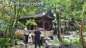 [P59] Pavilionul celor 9 lei face parte din Sala Huijing (Sala Imbratisarii Oglinzii), ce reflecta frumusetea gradinii in ferestrele sale si mai include Coridorul de Jad al Apei, Podul cu Trei Cotituri. Fiind o gradina tipica in stil Jiangnan, dispune de numeroase lacuri mici, ceea ce a dus la construirea a numeroase poduri de piatra. » foto by geani anto
 - 
<span class="allrVoted glyphicon glyphicon-heart hidden" id="av1508464"></span>
<a class="m-l-10 hidden" id="sv1508464" onclick="voting_Foto_DelVot(,1508464,11037)" role="button">șterge vot <span class="glyphicon glyphicon-remove"></span></a>
<a id="v91508464" class=" c-red"  onclick="voting_Foto_SetVot(1508464)" role="button"><span class="glyphicon glyphicon-heart-empty"></span> <b>LIKE</b> = Votează poza</a> <img class="hidden"  id="f1508464W9" src="/imagini/loader.gif" border="0" /><span class="AjErrMes hidden" id="e1508464ErM"></span>