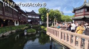 [P61] In exteriorul Gradinii Yu se afla Podul in zig-zag cu 9 cotituri, care face legatura cu intrarea principala a gradinii. Acest pod intortocheat nu este doar un loc pitoresc pentru fotografie, ci poarta si un simbolism profund in filozofia Chinei.  » foto by geani anto
 - 
<span class="allrVoted glyphicon glyphicon-heart hidden" id="av1508466"></span>
<a class="m-l-10 hidden" id="sv1508466" onclick="voting_Foto_DelVot(,1508466,11037)" role="button">șterge vot <span class="glyphicon glyphicon-remove"></span></a>
<a id="v91508466" class=" c-red"  onclick="voting_Foto_SetVot(1508466)" role="button"><span class="glyphicon glyphicon-heart-empty"></span> <b>LIKE</b> = Votează poza</a> <img class="hidden"  id="f1508466W9" src="/imagini/loader.gif" border="0" /><span class="AjErrMes hidden" id="e1508466ErM"></span>