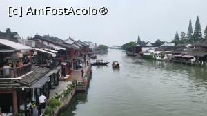 [P02] Pentru ultima zi petrecuta in Shanghai, am ales orasul Zhujiajiao, cunoscut si sub numele de „Venetia din Shanghai”, cel mai bine conservat dintre cele patru orase antice din Shanghai.
Citind despre istoria orasului, care datează de 1700 de ani si despre arhitectura ce dateaza din perioada Dinastiilor Ming si Qing, am descoperit un alt loc, dupa Gradina Yu, in cel mai evident stil Jiangnan.
 » foto by geani anto
 - 
<span class="allrVoted glyphicon glyphicon-heart hidden" id="av1508718"></span>
<a class="m-l-10 hidden" id="sv1508718" onclick="voting_Foto_DelVot(,1508718,11037)" role="button">șterge vot <span class="glyphicon glyphicon-remove"></span></a>
<a id="v91508718" class=" c-red"  onclick="voting_Foto_SetVot(1508718)" role="button"><span class="glyphicon glyphicon-heart-empty"></span> <b>LIKE</b> = Votează poza</a> <img class="hidden"  id="f1508718W9" src="/imagini/loader.gif" border="0" /><span class="AjErrMes hidden" id="e1508718ErM"></span>