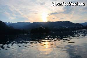 [P31] Lacul Bled - plimbare cu barca spre insula » foto by cristi_an3000
 - 
<span class="allrVoted glyphicon glyphicon-heart hidden" id="av475342"></span>
<a class="m-l-10 hidden" id="sv475342" onclick="voting_Foto_DelVot(,475342,11040)" role="button">șterge vot <span class="glyphicon glyphicon-remove"></span></a>
<a id="v9475342" class=" c-red"  onclick="voting_Foto_SetVot(475342)" role="button"><span class="glyphicon glyphicon-heart-empty"></span> <b>LIKE</b> = Votează poza</a> <img class="hidden"  id="f475342W9" src="/imagini/loader.gif" border="0" /><span class="AjErrMes hidden" id="e475342ErM"></span>