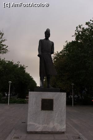 [P62] Isfahan, Statuia Ostand Ali Akbar, arhitect al sec. 17 al dinastiei Safavid, aflată la intersecția dintre străzile Ostandani unde se afla hotelul nostru și zona mediană de parc a străzii Hasht Behest, treceam mereu pe acolo » foto by mprofeanu
 - 
<span class="allrVoted glyphicon glyphicon-heart hidden" id="av968331"></span>
<a class="m-l-10 hidden" id="sv968331" onclick="voting_Foto_DelVot(,968331,11142)" role="button">șterge vot <span class="glyphicon glyphicon-remove"></span></a>
<a id="v9968331" class=" c-red"  onclick="voting_Foto_SetVot(968331)" role="button"><span class="glyphicon glyphicon-heart-empty"></span> <b>LIKE</b> = Votează poza</a> <img class="hidden"  id="f968331W9" src="/imagini/loader.gif" border="0" /><span class="AjErrMes hidden" id="e968331ErM"></span>
