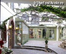 [P05] Portalul boltit de la intrare. În stânga este restaurantul, în faşă recepţia şi accesul în hotel, iar în dreapta curţii interioare este sala mică, pentru dejunare. » foto by Aqvila
 - 
<span class="allrVoted glyphicon glyphicon-heart hidden" id="av302067"></span>
<a class="m-l-10 hidden" id="sv302067" onclick="voting_Foto_DelVot(,302067,11175)" role="button">șterge vot <span class="glyphicon glyphicon-remove"></span></a>
<a id="v9302067" class=" c-red"  onclick="voting_Foto_SetVot(302067)" role="button"><span class="glyphicon glyphicon-heart-empty"></span> <b>LIKE</b> = Votează poza</a> <img class="hidden"  id="f302067W9" src="/imagini/loader.gif" border="0" /><span class="AjErrMes hidden" id="e302067ErM"></span>