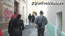 [P05] Cu ochii pe palaria sotului doamnei Alina 53. Brasov - Tur Pietonal. » foto by TraianS
 - 
<span class="allrVoted glyphicon glyphicon-heart hidden" id="av304207"></span>
<a class="m-l-10 hidden" id="sv304207" onclick="voting_Foto_DelVot(,304207,11176)" role="button">șterge vot <span class="glyphicon glyphicon-remove"></span></a>
<a id="v9304207" class=" c-red"  onclick="voting_Foto_SetVot(304207)" role="button"><span class="glyphicon glyphicon-heart-empty"></span> <b>LIKE</b> = Votează poza</a> <img class="hidden"  id="f304207W9" src="/imagini/loader.gif" border="0" /><span class="AjErrMes hidden" id="e304207ErM"></span>