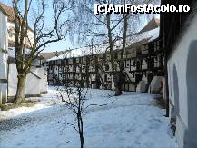 [P09] Curtea interioara, cu biserica in stanga. In dreapta, camerele fiecarei familii, care-si puteau aduce aici bunurile in caz de asediu. Biserica Fortificata Prejmer. » foto by TraianS
 - 
<span class="allrVoted glyphicon glyphicon-heart hidden" id="av307327"></span>
<a class="m-l-10 hidden" id="sv307327" onclick="voting_Foto_DelVot(,307327,11176)" role="button">șterge vot <span class="glyphicon glyphicon-remove"></span></a>
<a id="v9307327" class=" c-red"  onclick="voting_Foto_SetVot(307327)" role="button"><span class="glyphicon glyphicon-heart-empty"></span> <b>LIKE</b> = Votează poza</a> <img class="hidden"  id="f307327W9" src="/imagini/loader.gif" border="0" /><span class="AjErrMes hidden" id="e307327ErM"></span>