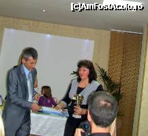 [P07] Întălnirea AFA de la Tarlungeni, Georgiana primind premiul de la Cornel » foto by magdalena
 - 
<span class="allrVoted glyphicon glyphicon-heart hidden" id="av307732"></span>
<a class="m-l-10 hidden" id="sv307732" onclick="voting_Foto_DelVot(,307732,11176)" role="button">șterge vot <span class="glyphicon glyphicon-remove"></span></a>
<a id="v9307732" class=" c-red"  onclick="voting_Foto_SetVot(307732)" role="button"><span class="glyphicon glyphicon-heart-empty"></span> <b>LIKE</b> = Votează poza</a> <img class="hidden"  id="f307732W9" src="/imagini/loader.gif" border="0" /><span class="AjErrMes hidden" id="e307732ErM"></span>