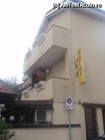 [P02] Hotelul Da Rocco surprins din alt unghi,mi-a venit sa rad vazand plafonierele exterioare cum se purtau la noi, mai ales in bai pe vremea lui Ceausescu » foto by sunflower
 - 
<span class="allrVoted glyphicon glyphicon-heart hidden" id="av303978"></span>
<a class="m-l-10 hidden" id="sv303978" onclick="voting_Foto_DelVot(,303978,11218)" role="button">șterge vot <span class="glyphicon glyphicon-remove"></span></a>
<a id="v9303978" class=" c-red"  onclick="voting_Foto_SetVot(303978)" role="button"><span class="glyphicon glyphicon-heart-empty"></span> <b>LIKE</b> = Votează poza</a> <img class="hidden"  id="f303978W9" src="/imagini/loader.gif" border="0" /><span class="AjErrMes hidden" id="e303978ErM"></span>