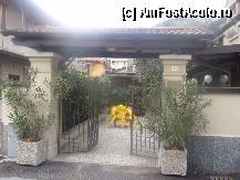 [P03] Da Rocco - intrarea in hotel, portile se deschideau in sistem interfon, din interior.Leandrii inca nu inflorisera, dar erau frumosi oricum , te duc cu gandul la soare si la mare... » foto by sunflower
 - 
<span class="allrVoted glyphicon glyphicon-heart hidden" id="av303984"></span>
<a class="m-l-10 hidden" id="sv303984" onclick="voting_Foto_DelVot(,303984,11218)" role="button">șterge vot <span class="glyphicon glyphicon-remove"></span></a>
<a id="v9303984" class=" c-red"  onclick="voting_Foto_SetVot(303984)" role="button"><span class="glyphicon glyphicon-heart-empty"></span> <b>LIKE</b> = Votează poza</a> <img class="hidden"  id="f303984W9" src="/imagini/loader.gif" border="0" /><span class="AjErrMes hidden" id="e303984ErM"></span>