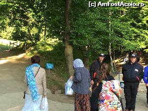 [P09] oamenii de ordine deviaza afluxul de turisti care vor sa ajunga la mormantul parintelui Arsenie » foto by Dan&Ema
 - 
<span class="allrVoted glyphicon glyphicon-heart hidden" id="av627230"></span>
<a class="m-l-10 hidden" id="sv627230" onclick="voting_Foto_DelVot(,627230,11234)" role="button">șterge vot <span class="glyphicon glyphicon-remove"></span></a>
<a id="v9627230" class=" c-red"  onclick="voting_Foto_SetVot(627230)" role="button"><span class="glyphicon glyphicon-heart-empty"></span> <b>LIKE</b> = Votează poza</a> <img class="hidden"  id="f627230W9" src="/imagini/loader.gif" border="0" /><span class="AjErrMes hidden" id="e627230ErM"></span>