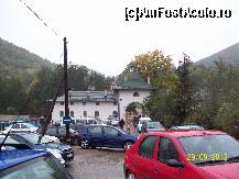 [P02] La intrare in Manastirea Prislop. Aglomeratie in parcare. Multa lume isi intoarce fata din ce in ce mai mult spre Dumnezeu » foto by DanTal74
 - 
<span class="allrVoted glyphicon glyphicon-heart hidden" id="av483981"></span>
<a class="m-l-10 hidden" id="sv483981" onclick="voting_Foto_DelVot(,483981,11234)" role="button">șterge vot <span class="glyphicon glyphicon-remove"></span></a>
<a id="v9483981" class=" c-red"  onclick="voting_Foto_SetVot(483981)" role="button"><span class="glyphicon glyphicon-heart-empty"></span> <b>LIKE</b> = Votează poza</a> <img class="hidden"  id="f483981W9" src="/imagini/loader.gif" border="0" /><span class="AjErrMes hidden" id="e483981ErM"></span>