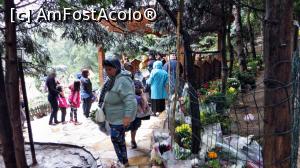 [P05] Foișorul de lemn care adăpostește mormântul Părintelui Arsenie Boca, cu pelerinii care așteaptă să se roage și să primească binecuvântarea, alături de forțele de ordine și de mulțimea de flori aduse la mormânt » foto by Lucien
 - 
<span class="allrVoted glyphicon glyphicon-heart hidden" id="av834879"></span>
<a class="m-l-10 hidden" id="sv834879" onclick="voting_Foto_DelVot(,834879,11234)" role="button">șterge vot <span class="glyphicon glyphicon-remove"></span></a>
<a id="v9834879" class=" c-red"  onclick="voting_Foto_SetVot(834879)" role="button"><span class="glyphicon glyphicon-heart-empty"></span> <b>LIKE</b> = Votează poza</a> <img class="hidden"  id="f834879W9" src="/imagini/loader.gif" border="0" /><span class="AjErrMes hidden" id="e834879ErM"></span>