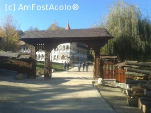 [P07] Mânăstirea Prislop - a doua poartă » foto by costy69*
 - 
<span class="allrVoted glyphicon glyphicon-heart hidden" id="av709477"></span>
<a class="m-l-10 hidden" id="sv709477" onclick="voting_Foto_DelVot(,709477,11234)" role="button">șterge vot <span class="glyphicon glyphicon-remove"></span></a>
<a id="v9709477" class=" c-red"  onclick="voting_Foto_SetVot(709477)" role="button"><span class="glyphicon glyphicon-heart-empty"></span> <b>LIKE</b> = Votează poza</a> <img class="hidden"  id="f709477W9" src="/imagini/loader.gif" border="0" /><span class="AjErrMes hidden" id="e709477ErM"></span>