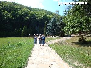 [P36] Mănăstirea Prislop: depășim cimitirul și ne întoarcem spre biserica mănăstirii » foto by mariana.olaru
 - 
<span class="allrVoted glyphicon glyphicon-heart hidden" id="av386060"></span>
<a class="m-l-10 hidden" id="sv386060" onclick="voting_Foto_DelVot(,386060,11234)" role="button">șterge vot <span class="glyphicon glyphicon-remove"></span></a>
<a id="v9386060" class=" c-red"  onclick="voting_Foto_SetVot(386060)" role="button"><span class="glyphicon glyphicon-heart-empty"></span> <b>LIKE</b> = Votează poza</a> <img class="hidden"  id="f386060W9" src="/imagini/loader.gif" border="0" /><span class="AjErrMes hidden" id="e386060ErM"></span>