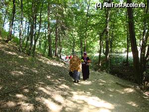 [P38] Mănăstirea Prislop: în timp ce noi coborâm, alți pelerini urcă spre mormântul Părintelui Arsenie » foto by mariana.olaru
 - 
<span class="allrVoted glyphicon glyphicon-heart hidden" id="av386062"></span>
<a class="m-l-10 hidden" id="sv386062" onclick="voting_Foto_DelVot(,386062,11234)" role="button">șterge vot <span class="glyphicon glyphicon-remove"></span></a>
<a id="v9386062" class=" c-red"  onclick="voting_Foto_SetVot(386062)" role="button"><span class="glyphicon glyphicon-heart-empty"></span> <b>LIKE</b> = Votează poza</a> <img class="hidden"  id="f386062W9" src="/imagini/loader.gif" border="0" /><span class="AjErrMes hidden" id="e386062ErM"></span>