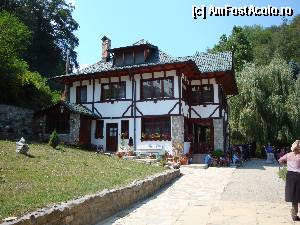 [P39] Mănăstirea Prislop: casă monahală » foto by mariana.olaru
 - 
<span class="allrVoted glyphicon glyphicon-heart hidden" id="av386063"></span>
<a class="m-l-10 hidden" id="sv386063" onclick="voting_Foto_DelVot(,386063,11234)" role="button">șterge vot <span class="glyphicon glyphicon-remove"></span></a>
<a id="v9386063" class=" c-red"  onclick="voting_Foto_SetVot(386063)" role="button"><span class="glyphicon glyphicon-heart-empty"></span> <b>LIKE</b> = Votează poza</a> <img class="hidden"  id="f386063W9" src="/imagini/loader.gif" border="0" /><span class="AjErrMes hidden" id="e386063ErM"></span>