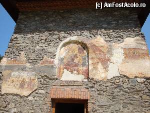 [P42] Mănăstirea Prislop: intrarea în biserica mănăstirii și zidul purtând urme ale picturilor exterioare din sec. XVI » foto by mariana.olaru
 - 
<span class="allrVoted glyphicon glyphicon-heart hidden" id="av386066"></span>
<a class="m-l-10 hidden" id="sv386066" onclick="voting_Foto_DelVot(,386066,11234)" role="button">șterge vot <span class="glyphicon glyphicon-remove"></span></a>
<a id="v9386066" class=" c-red"  onclick="voting_Foto_SetVot(386066)" role="button"><span class="glyphicon glyphicon-heart-empty"></span> <b>LIKE</b> = Votează poza</a> <img class="hidden"  id="f386066W9" src="/imagini/loader.gif" border="0" /><span class="AjErrMes hidden" id="e386066ErM"></span>