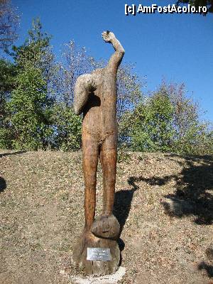 [P18] MELEDIC / ”Pumnul și palma” - sculptură expusă în 2005, autor Nicolae Necula.  » foto by Floryn81
 - 
<span class="allrVoted glyphicon glyphicon-heart hidden" id="av376486"></span>
<a class="m-l-10 hidden" id="sv376486" onclick="voting_Foto_DelVot(,376486,11241)" role="button">șterge vot <span class="glyphicon glyphicon-remove"></span></a>
<a id="v9376486" class=" c-red"  onclick="voting_Foto_SetVot(376486)" role="button"><span class="glyphicon glyphicon-heart-empty"></span> <b>LIKE</b> = Votează poza</a> <img class="hidden"  id="f376486W9" src="/imagini/loader.gif" border="0" /><span class="AjErrMes hidden" id="e376486ErM"></span>