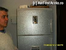 [P11] proprietarul-dl Costel, langa frigiderul din bucataria de la parter. » foto by adryana
 - 
<span class="allrVoted glyphicon glyphicon-heart hidden" id="av305707"></span>
<a class="m-l-10 hidden" id="sv305707" onclick="voting_Foto_DelVot(,305707,11287)" role="button">șterge vot <span class="glyphicon glyphicon-remove"></span></a>
<a id="v9305707" class=" c-red"  onclick="voting_Foto_SetVot(305707)" role="button"><span class="glyphicon glyphicon-heart-empty"></span> <b>LIKE</b> = Votează poza</a> <img class="hidden"  id="f305707W9" src="/imagini/loader.gif" border="0" /><span class="AjErrMes hidden" id="e305707ErM"></span>
