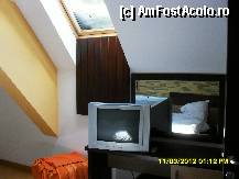 [P38] in dormitorul apartamentului, observati TV si oglinda din spatele lui, dar si geamul de la mansarda, erau 2. » foto by adryana
 - 
<span class="allrVoted glyphicon glyphicon-heart hidden" id="av305743"></span>
<a class="m-l-10 hidden" id="sv305743" onclick="voting_Foto_DelVot(,305743,11287)" role="button">șterge vot <span class="glyphicon glyphicon-remove"></span></a>
<a id="v9305743" class=" c-red"  onclick="voting_Foto_SetVot(305743)" role="button"><span class="glyphicon glyphicon-heart-empty"></span> <b>LIKE</b> = Votează poza</a> <img class="hidden"  id="f305743W9" src="/imagini/loader.gif" border="0" /><span class="AjErrMes hidden" id="e305743ErM"></span>