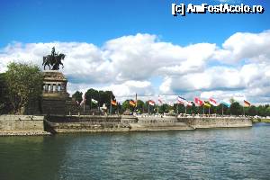 [P01] Deutsches Eck. Statuia kaiserului Wilhelm I, vazuta de pe Rin » foto by Radu Tudoran
 - 
<span class="allrVoted glyphicon glyphicon-heart hidden" id="av693668"></span>
<a class="m-l-10 hidden" id="sv693668" onclick="voting_Foto_DelVot(,693668,11302)" role="button">șterge vot <span class="glyphicon glyphicon-remove"></span></a>
<a id="v9693668" class=" c-red"  onclick="voting_Foto_SetVot(693668)" role="button"><span class="glyphicon glyphicon-heart-empty"></span> <b>LIKE</b> = Votează poza</a> <img class="hidden"  id="f693668W9" src="/imagini/loader.gif" border="0" /><span class="AjErrMes hidden" id="e693668ErM"></span>