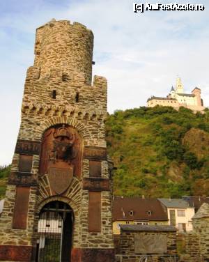 [P15] Braubach, avand drum pana la baile din muntii Taunus, are o pozitie fermecatoare la picioarele unei stanci inalte', scria despre Braubach Victor Hugo in 'Ghidul Rinului'. In imagine apare un turn din vechiul zid de aparare, iar in fundal castelul Marksburg » foto by Radu Tudoran
 - 
<span class="allrVoted glyphicon glyphicon-heart hidden" id="av693682"></span>
<a class="m-l-10 hidden" id="sv693682" onclick="voting_Foto_DelVot(,693682,11302)" role="button">șterge vot <span class="glyphicon glyphicon-remove"></span></a>
<a id="v9693682" class=" c-red"  onclick="voting_Foto_SetVot(693682)" role="button"><span class="glyphicon glyphicon-heart-empty"></span> <b>LIKE</b> = Votează poza</a> <img class="hidden"  id="f693682W9" src="/imagini/loader.gif" border="0" /><span class="AjErrMes hidden" id="e693682ErM"></span>