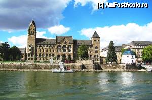 [P18] Koblenz. Pe malul Rinului o cladire administrativa, dar foarte impozanta, alaturi de micuta Pegelhaus » foto by Radu Tudoran
 - 
<span class="allrVoted glyphicon glyphicon-heart hidden" id="av693685"></span>
<a class="m-l-10 hidden" id="sv693685" onclick="voting_Foto_DelVot(,693685,11302)" role="button">șterge vot <span class="glyphicon glyphicon-remove"></span></a>
<a id="v9693685" class=" c-red"  onclick="voting_Foto_SetVot(693685)" role="button"><span class="glyphicon glyphicon-heart-empty"></span> <b>LIKE</b> = Votează poza</a> <img class="hidden"  id="f693685W9" src="/imagini/loader.gif" border="0" /><span class="AjErrMes hidden" id="e693685ErM"></span>