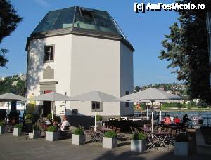 [P03] Koblenz. Pegelhaus, adica locul unde se masoara si este afisata cota apei Rinului in Koblenz, lucru foarte important pentru navigatori, si mai putin pentru turisti. Acesti profita din plin de terasa amenajata la umbra cladirii.  » foto by Radu Tudoran
 - 
<span class="allrVoted glyphicon glyphicon-heart hidden" id="av693670"></span>
<a class="m-l-10 hidden" id="sv693670" onclick="voting_Foto_DelVot(,693670,11302)" role="button">șterge vot <span class="glyphicon glyphicon-remove"></span></a>
<a id="v9693670" class=" c-red"  onclick="voting_Foto_SetVot(693670)" role="button"><span class="glyphicon glyphicon-heart-empty"></span> <b>LIKE</b> = Votează poza</a> <img class="hidden"  id="f693670W9" src="/imagini/loader.gif" border="0" /><span class="AjErrMes hidden" id="e693670ErM"></span>