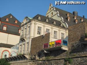 [P04] Koblenz. Case pe malul Moselului. Unul dintre proprietari a avut ideea cu inotatoarea de pe casa. Bineinteles este un manechin, reprezentand o domnisoara grasa in costum de baie » foto by Radu Tudoran
 - 
<span class="allrVoted glyphicon glyphicon-heart hidden" id="av693671"></span>
<a class="m-l-10 hidden" id="sv693671" onclick="voting_Foto_DelVot(,693671,11302)" role="button">șterge vot <span class="glyphicon glyphicon-remove"></span></a>
<a id="v9693671" class=" c-red"  onclick="voting_Foto_SetVot(693671)" role="button"><span class="glyphicon glyphicon-heart-empty"></span> <b>LIKE</b> = Votează poza</a> <img class="hidden"  id="f693671W9" src="/imagini/loader.gif" border="0" /><span class="AjErrMes hidden" id="e693671ErM"></span>