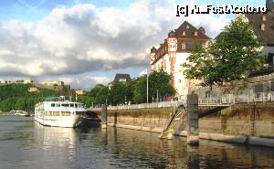 [P05] Koblenz. Pe Mosel. Nava acostata la cheu. Nava nu acosteaza direct la cheu ci este fixata de piloanele acelea negre, pentru a proteja malul.  » foto by Radu Tudoran
 - 
<span class="allrVoted glyphicon glyphicon-heart hidden" id="av693672"></span>
<a class="m-l-10 hidden" id="sv693672" onclick="voting_Foto_DelVot(,693672,11302)" role="button">șterge vot <span class="glyphicon glyphicon-remove"></span></a>
<a id="v9693672" class=" c-red"  onclick="voting_Foto_SetVot(693672)" role="button"><span class="glyphicon glyphicon-heart-empty"></span> <b>LIKE</b> = Votează poza</a> <img class="hidden"  id="f693672W9" src="/imagini/loader.gif" border="0" /><span class="AjErrMes hidden" id="e693672ErM"></span>