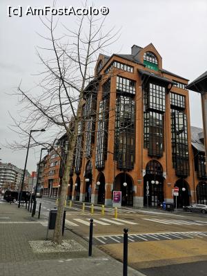 [P27] Oficiul Turistic al Valoniei; o clădire imensă, modernistă, cu accente tradiționale, în Jambes » foto by crismis
 - 
<span class="allrVoted glyphicon glyphicon-heart hidden" id="av1061376"></span>
<a class="m-l-10 hidden" id="sv1061376" onclick="voting_Foto_DelVot(,1061376,11324)" role="button">șterge vot <span class="glyphicon glyphicon-remove"></span></a>
<a id="v91061376" class=" c-red"  onclick="voting_Foto_SetVot(1061376)" role="button"><span class="glyphicon glyphicon-heart-empty"></span> <b>LIKE</b> = Votează poza</a> <img class="hidden"  id="f1061376W9" src="/imagini/loader.gif" border="0" /><span class="AjErrMes hidden" id="e1061376ErM"></span>